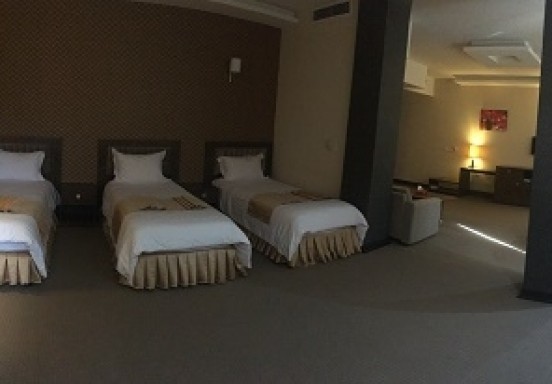 اتاق سه تخته تویین هتل هاله بانه